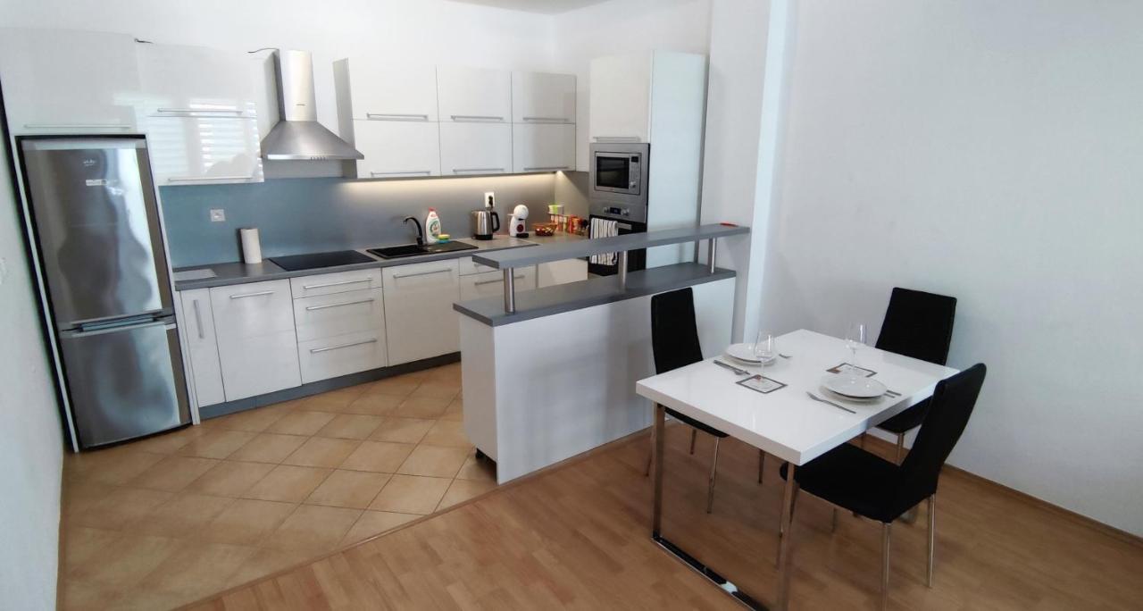Bakosova Prijemny 2 Izbovy Byt V Centre, 24H Self Check-In Apartment Banska Bystrica Exterior photo